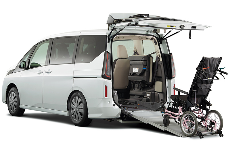 セレナ 車いす仕様車チェアキャブ スロープタイプ①